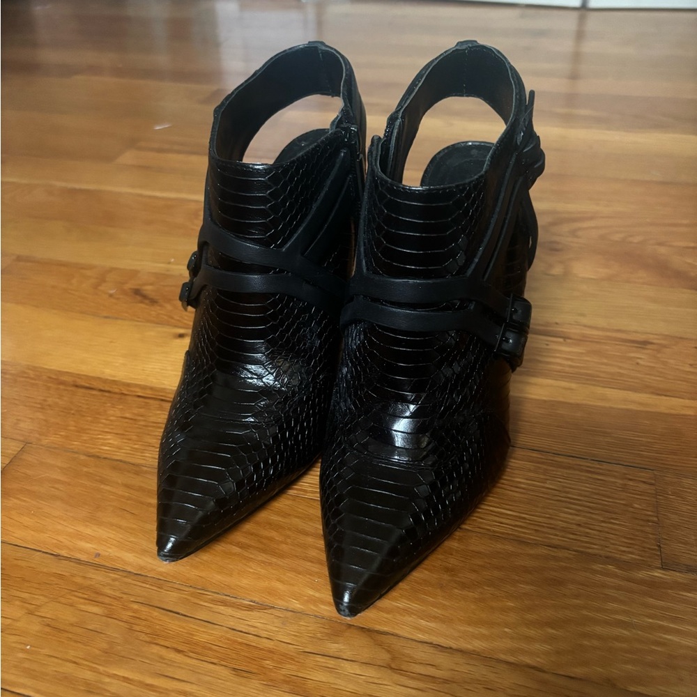 Pour la Victoire sandals